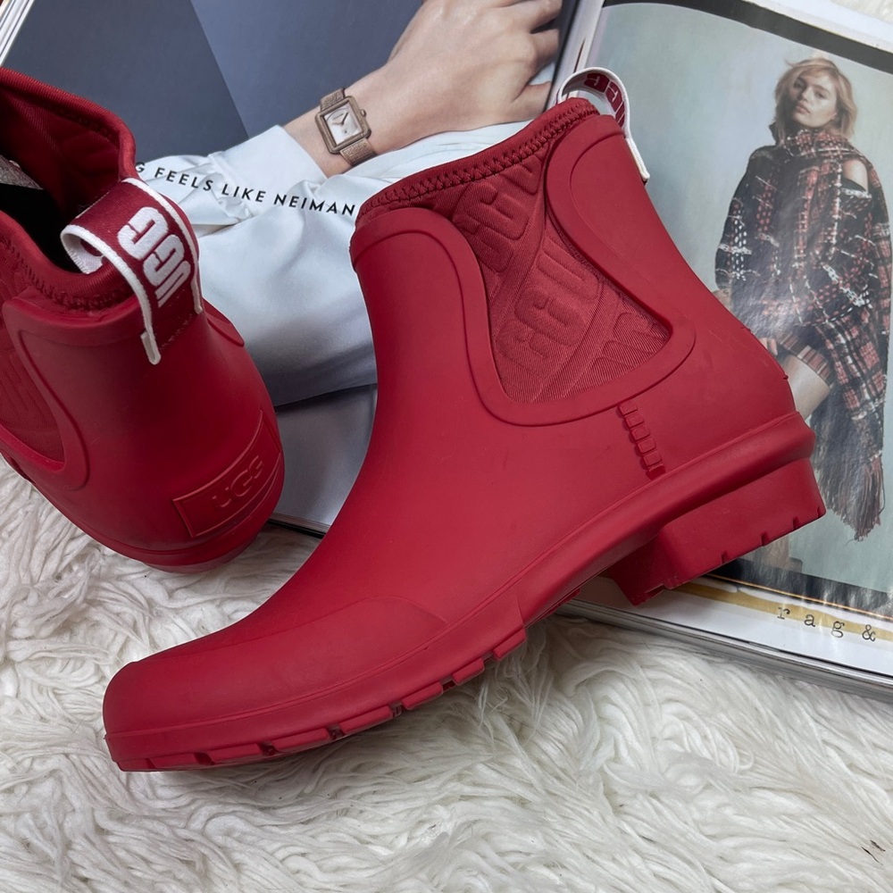 UGG Women's CHEVONNE RED WATERPROOF RUBBER RAIN BOOTS